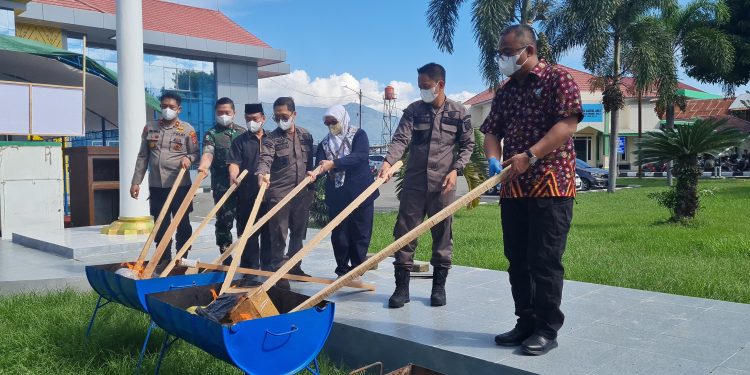 Kejari Palu Musnahkan Barang Bukti Tindak Pidana Yang Telah Diputus Pengadilan Negeri Palu