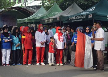 Asisten I Setda Kota Palu Melepas Peserta Jalan Sehat Alumni SMP Alkhairaat Palu