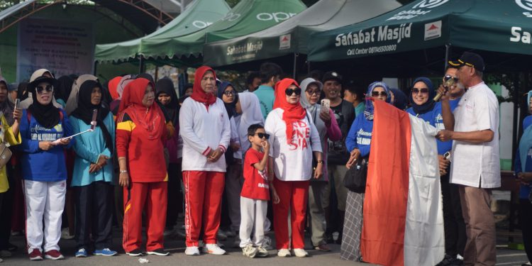 Asisten I Setda Kota Palu Melepas Peserta Jalan Sehat Alumni SMP Alkhairaat Palu