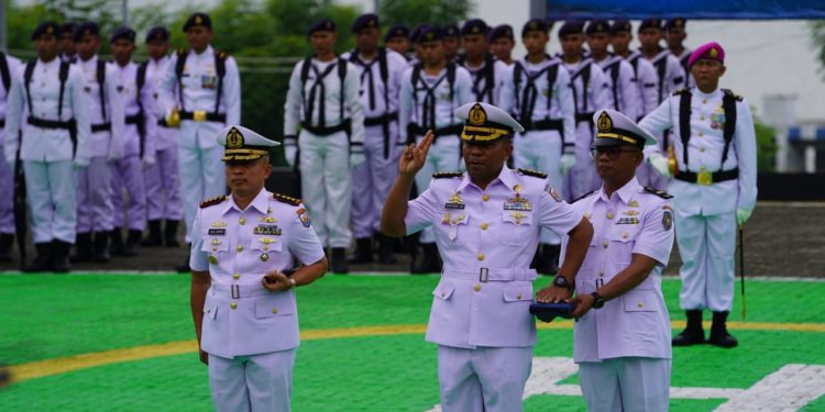 Asisten I Setda Kota Palu Hadiri Sertijab Danlanal Palu Dari Kolonel Laut (P) Agus Supriyo Diserahkan Kepada Kolonel Laut (P) Martinus Sir