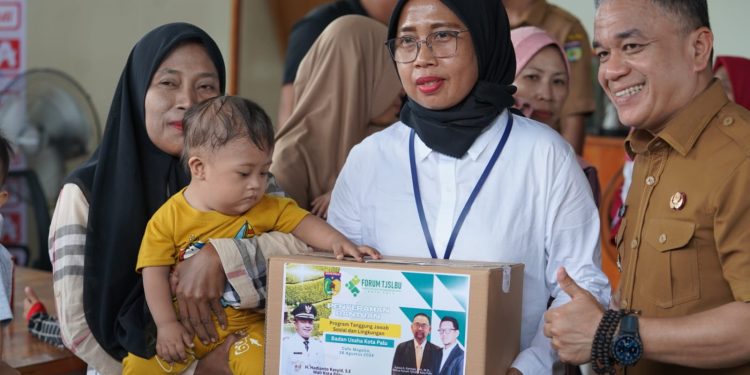 Wali Kota Palu Serahkan Bantuan CSR Untuk Mitra Usaha Kota Palu