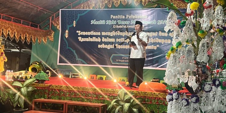 Camat Tatanga Sampaikan Pesan Wali Kota Palu Pada Acara Peringatan Maulid Nabi Muhammad SAW 1446 H di Halaman Sekolah MDA Alkhairaat Kelurahan Palupi