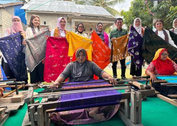 Ketua DWP Pengayoman Kemenkumham RI Tinjau Produksi Kain Tenun Kelor Palu