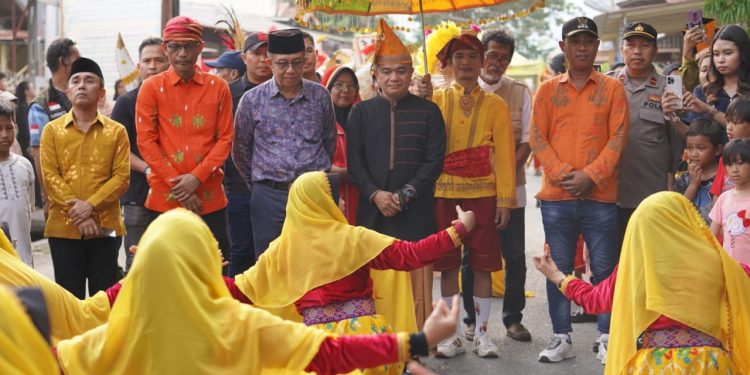 Wali Kota Palu Secara Resmi Membuka Penyelenggaraan Festival Tangga Banggo Ke-5 Kelurahan Siranindi