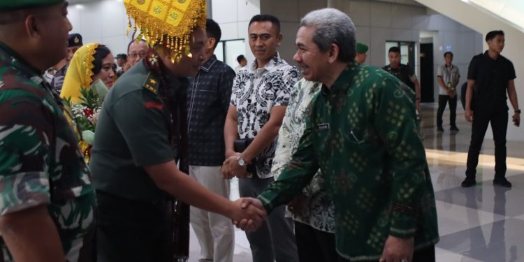 Asisten Perekonomian dan Pembangunan Setda Kota Palu Hadiri Penyambutan Danrem 132 Tadulako Brigjen TNI Deni Gunawan