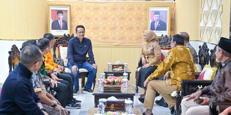 Asisten Pemerintahan dan Kesra Setda Kota Palu Hadiri Penyambutan Datangan Menkumham RI Supratman Andi Agtas di Bandara Mutiara Sis Aljufri Palu