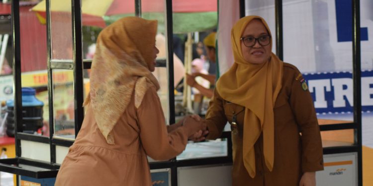 Irmayanti Pettalolo Serahkan Bantuan 50 Unit Gerobak Kepada Pelaku UMKM di Kota Palu
