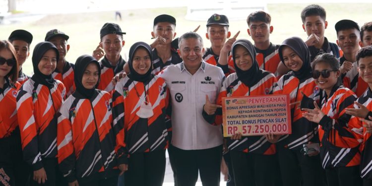 Raih Juara Umum POPDA Tingkat Provinsi Sulteng, Wali Kota Serahkan Bonus Untuk Kontingen Kota Palu