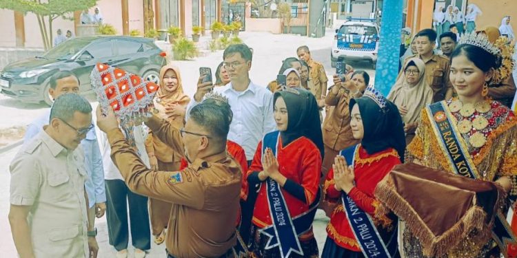 Menteri BP2MI Abdul Kadir Karding Tinjau Fasilitas Penunjang Kemampuan Siswa SMKN 2 Palu