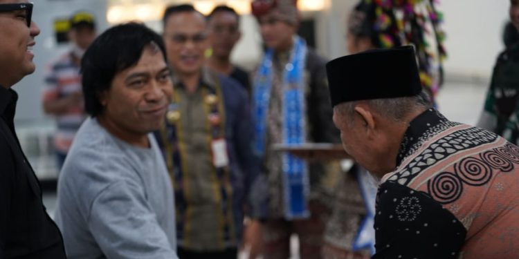 Asisten Pemerintahan dan Kesra Setda Kota Palu Turut Menyambut Kedatangan Wakil Ketua MPR RI Abcandra Muhammad Bersama Komeng