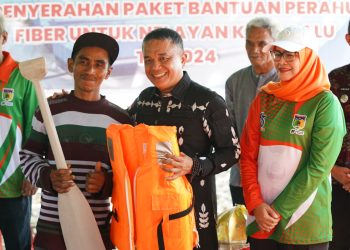 Hadianto Rasyid Serahkan Bantuan 49 Unit Perahu Fiber Kepada Nelayan Kota Palu