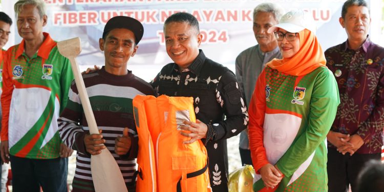 Hadianto Rasyid Serahkan Bantuan 49 Unit Perahu Fiber Kepada Nelayan Kota Palu