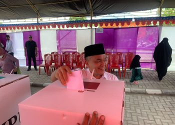 Pilkada Serentak 2024, Hadianto Rasyid Bersama Istri Gunakan Hak Pilih Di TPS 01 Kelurahan Taipa