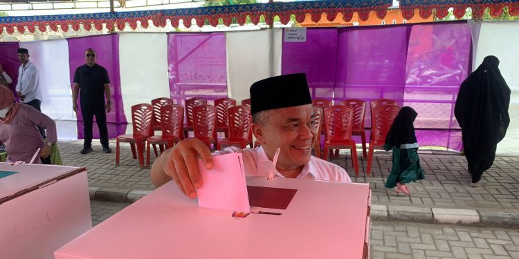 Pilkada Serentak 2024, Hadianto Rasyid Bersama Istri Gunakan Hak Pilih Di TPS 01 Kelurahan Taipa