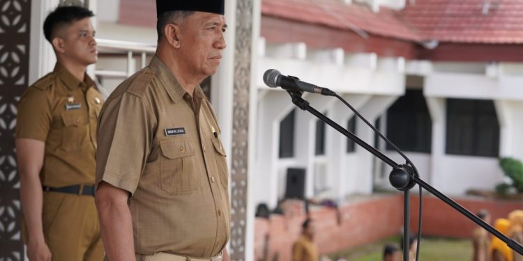 Asisten Imram Lataha Bertindak Sebagai Pembina Upacara Peringatan Hari Kesehatan Nasional Tahun 2024