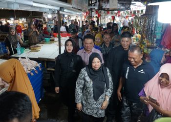 Jelang Hari Raya Natal dan Tahun Baru, Wawali Reny A. Lamadjido Meninjau Langsung Pasar Inpres Manonda dan Pasar Masomba