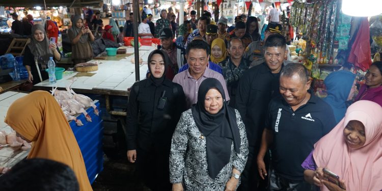 Jelang Hari Raya Natal dan Tahun Baru, Wawali Reny A. Lamadjido Meninjau Langsung Pasar Inpres Manonda dan Pasar Masomba