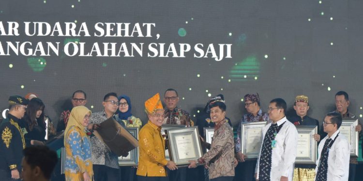 Satu-satunya dari Sulawesi Tengah, Kota Palu Raih Penghargaan STBM Award 2024 Kategori Pratama Terbaik III