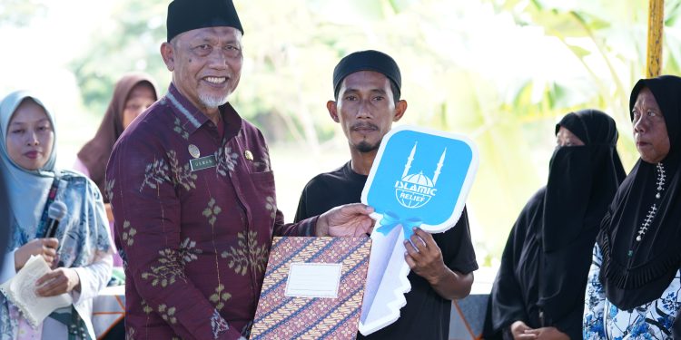 Asisten Pemerintahan dan Kesra Serahkan 40 Unit Rumah Tahan Gempa Kepada Keluarga Yatim dan Dhuafa