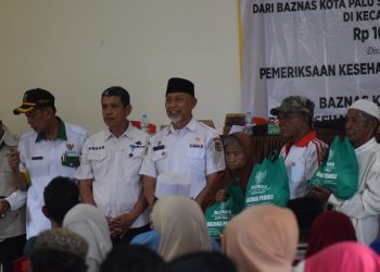 Asisten Pemerintahan dan Kesra Serahkan Bantuan Uang Tunai dan Paket Sembako Baznas Kota Palu Kepada Penerima Manfaat