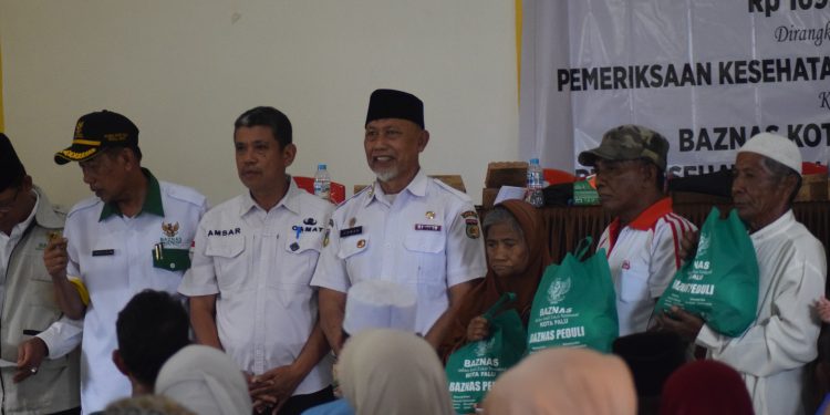 Asisten Pemerintahan dan Kesra Serahkan Bantuan Uang Tunai dan Paket Sembako Baznas Kota Palu Kepada Penerima Manfaat