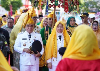 Hadianto dan Imelda Jalani Prosesi Adat Kaili di Kantor Wali Kota Palu