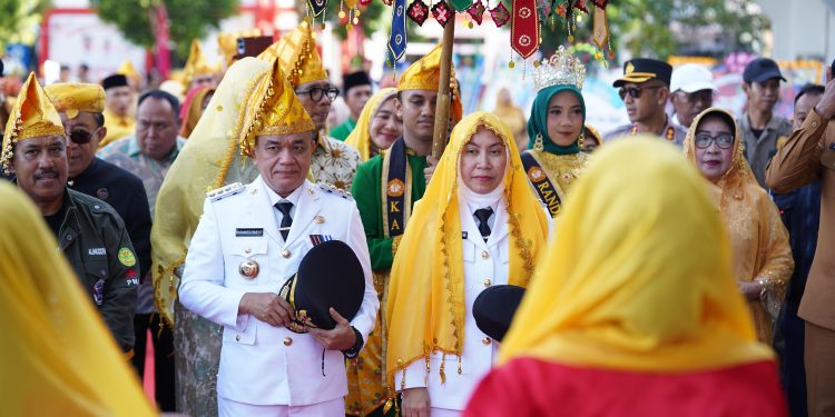 Hadianto dan Imelda Jalani Prosesi Adat Kaili di Kantor Wali Kota Palu