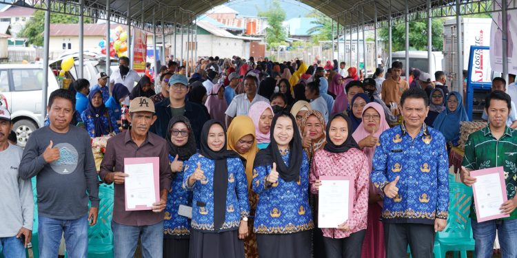 Wawali Imelda Liliana Muhidin Secara Resmi Membuka Pasar Murah Ramadhan 1446 H di Kelurahan Kayumalue Ngapa