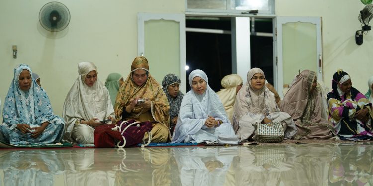 Imelda Liliana Muhidin Awali Silaturahim Ramadhan di Masjid Jami Nurul Ijtihad Palu