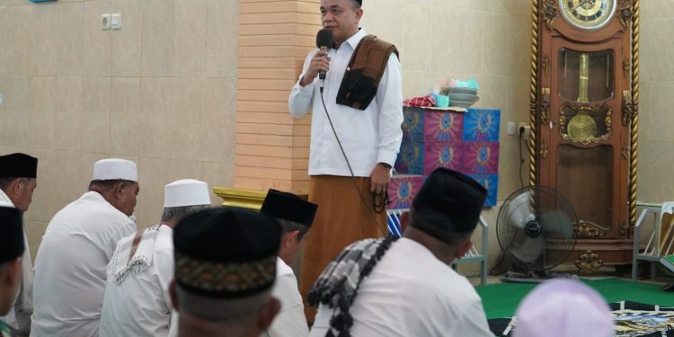 Wali Kota Palu Didaulat Menyampaikan Kultum Sholat Tarwih di Masjid Nurul Iman