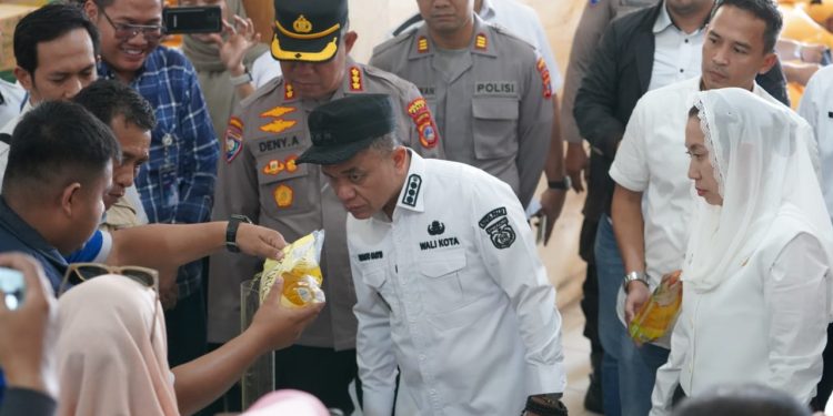 Pastikan ‘Minyakita’ Sesuai Takaran, Wali Kota Palu Tinjau Pasar Masomba