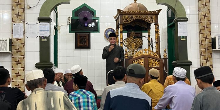 Wali Kota Palu Salat Tarwih di Masjid Al-Ittihad Kelurahan Ujuna