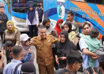 Hadianto – Imelda Sambut Kedatangan Peserta Program Mudik Gratis