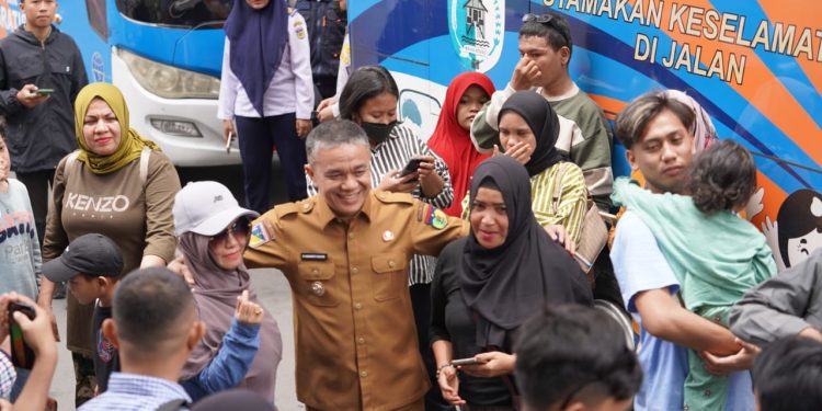 Hadianto – Imelda Sambut Kedatangan Peserta Program Mudik Gratis