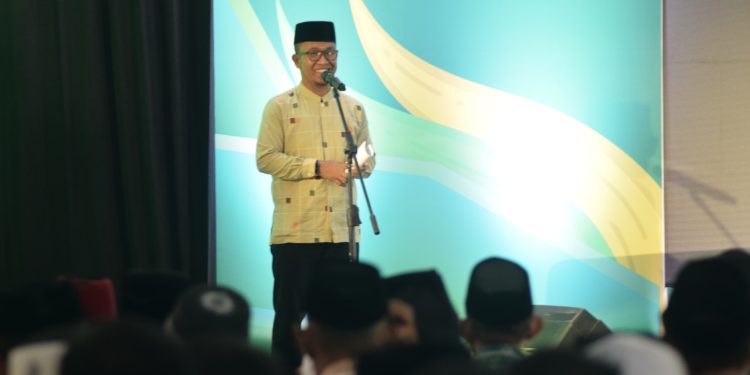 Plt. Asisten Administrasi Perekonomian Setda Kota Palu Membuka Seminar Literasi Keuangan