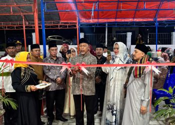 Asisten Pemerintahan dan Kesra Secara Simbolis Meresikan Kantor Kelurahan Palupi