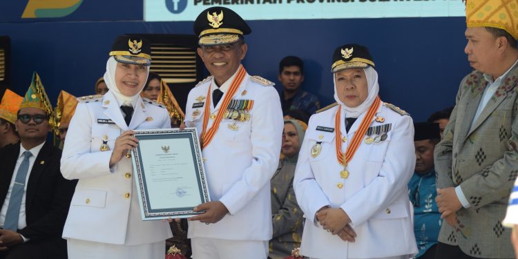 Upacara HUT Ke-61 Provinsi Sulawesi Tengah, Wawali Imelda Terima Penghargaan Pratama Pencapaian Universal Health Coverage
