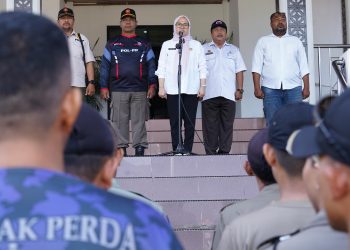 Setda Irmayanti Melepas 69 Relawan Pemkot Palu Menuju Lokasi Bencana Banjir Desa Wombo