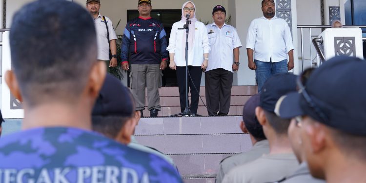 Setda Irmayanti Melepas 69 Relawan Pemkot Palu Menuju Lokasi Bencana Banjir Desa Wombo