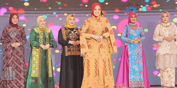 Diah Puspita Tampilkan Wastra Khas Daerah Pada Acara Ladies Program di Forum Munas VII APEKSI 2025