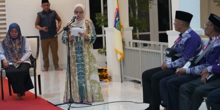 Setda Irmayanti Secara Simbolis Melepas 37 CJH Kloter 11 Kota Palu