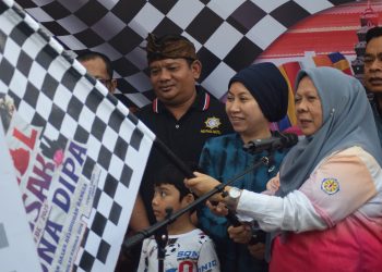 Wawali Imelda Bersama Wagub dr. Reny Secar Resmi Melepas Peserta Jalan Santai Festival Waisak 2569 BE/2025