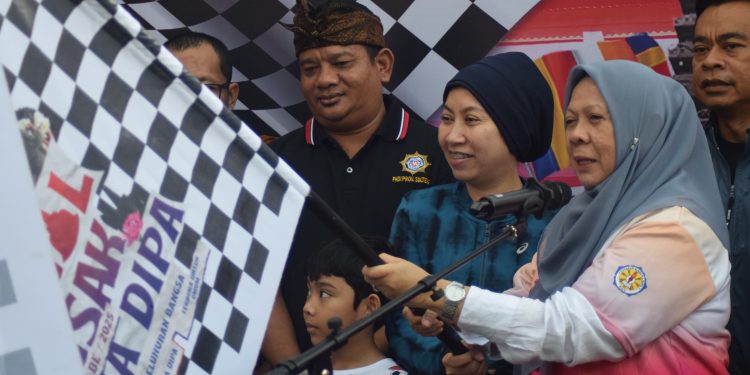 Wawali Imelda Bersama Wagub dr. Reny Secar Resmi Melepas Peserta Jalan Santai Festival Waisak 2569 BE/2025