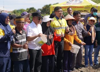 Penanaman Bibit Bawang Bersama Laskar Pamotara, Wali Kota Palu Ingatkan PT. CPM Jaga Hubungan Masyarakat