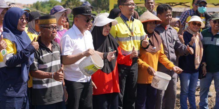 Penanaman Bibit Bawang Bersama Laskar Pamotara, Wali Kota Palu Ingatkan PT. CPM Jaga Hubungan Masyarakat