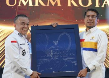 Pelantikan Pengurus KADIN Kota Palu, Hadianto Rasyid Menerima Penganugerahan Istimewa ‘Bapak UMKM Kota Palu’