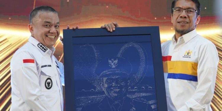 Pelantikan Pengurus KADIN Kota Palu, Hadianto Rasyid Menerima Penganugerahan Istimewa ‘Bapak UMKM Kota Palu’