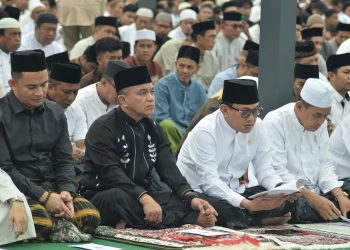 Wali Kota Palu dan Menteri P2MI RI Laksanakan Sholat Idul Adha 1446 H Bersama Ribuan Warga
