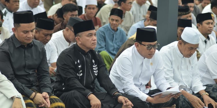 Wali Kota Palu dan Menteri P2MI RI Laksanakan Sholat Idul Adha 1446 H Bersama Ribuan Warga