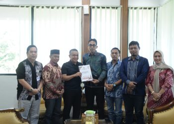 Ketua KPU Kota Palu Temui Wali Kota Serahkan Laporan Tahapan Pilkada Serta Paparkan Inovasi Demokrasi